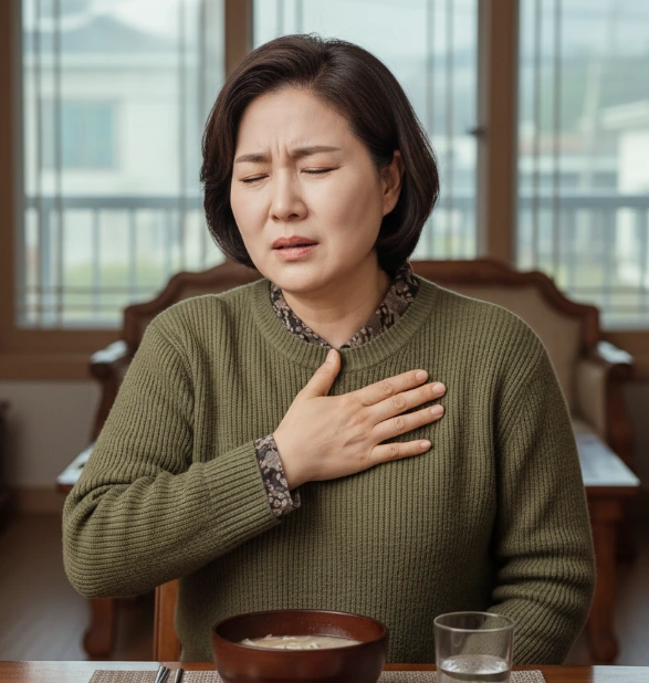 소화가 안되서 답답해 하는 중년 여성