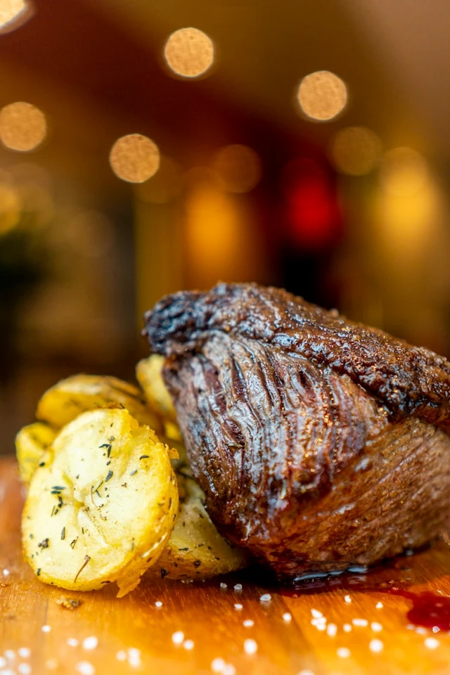 잘 익은 소고기 스테이크와 구운 감자